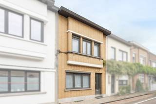 <p><span>Instapklare eengezinswoning met 3 slaapkamers, 2 badkamers en gezellige stadstuin.</span><span><br /><br /></span><span>Instapklare eengezinswoning met 3 slaapkamers, rustig gelegen in Borgerhout Extra Muros . De woning bevindt zich op wandelafstand van het prachtige Rivierenhof, met tal van wandel-, fiets- en recreatiemogelijkheden. Dankzij de vlotte verbinding met het centrum van Antwerpen, openbaar vervoer, winkels, scholen en andere voorzieningen geniet u hier van een ideale combinatie van rust, groen en stadscomfort. Perfect voor gezinnen die comfortabel willen wonen op een uitstekende locatie. </span></p><p><span>Indeling</span></p><h3><span>Gelijkvloers</span></h3><ul><li><span>Ruime inkomhal met onderhoudsvriendelijke tegelvloer</span></li><li><span>Lichtrijke leefruimte met tegelvloer en gezellige sierhaard</span></li><li><span>Volledig geïnstalleerde keuken met directe toegang tot de mooie, privatieve stadstuin zonder inkijk</span></li><li><span>Eerste badkamer uitgerust met een ruime inloopdouche en toilet</span></li></ul><h3><span>Eerste verdieping</span></h3><ul><li><span>Twee ruime slaapkamers</span></li><li><span>Eén kinderkamer/bureau</span></li><li><span>Tweede badkamer voorzien van een ligbad met douchefunctie en toilet</span></li></ul><h3><span>Extra troeven</span></h3><ul><li><span>Gunstig EPC-label B</span></li><li><span>Elektrische installatie conform</span></li><li><span>Asbestvrij</span></li><li><span>Ruime, droge kelder met extra bergruimte</span></li></ul>