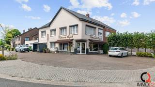 In het centrum van Hulst gelegen handelspand (momenteel gekende bakkerij) met bovenliggende woonst.Indeling...