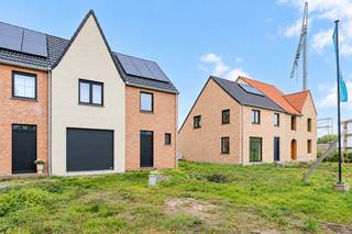 Hectaar bouwt drie landelijke en energiezuinige nieuwbouwwoningen, centraal gelegen in Waarschoot (Lievegem). Hier geniet u van de rust en charme van een landelijke omgeving, terwijl u toch vlot toegang hebt tot openbaar vervoer, scholen en winkels.<br /><br /><strong>Indeling van de woning: </strong><br />Gelijkvloers: inkomhal met gastentoilet, lichtrijke leefruimte met open keuken en ruime berging. <br />Eerste verdiep: nachthal met apart toilet, 3 volwaardige slaapkamers (11,31m² - 16,03m² - 9,52m²), badkamer met ligbad, inloopdouche en dubbel lavabomeubel.<br />Zolder: toegankelijk met uitklapbare trap, grote bergruimte. <br /><br /><strong>Extra troeven: </strong>
<ul>
<li>Landelijk gelegen met ruime, zonnige tuin</li>
<li>Lucht-water warmtepomp in combinatie met vloerverwarming </li>
<li>Mogelijkheid tot plaatsen van een carport</li>
<li>Inclusief laminaat in de nachthal en slaapkamers </li>
</ul>
Interesse in deze prachtige woningen te Waarschoot?<br />Neem contact met ons op voor meer informatie of plan een afspraak in voor een bezichtiging.