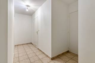 Dit ruim appartement is gelegen op de tweede verdieping van een kleinschalig appartementsgebouw in het centrum van Beerse.

Het appartement omvat een inkomhal met vestiaire en toilet, een badkamer, een leefruimte met open keuken en 3 slaapkamers op de duplex verdieping.