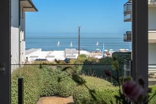 Appartement de trois chambres idéalement situé et rénové avec goût dans le quartier du Zoute, offrant une vue sur la mer et se trouvant à quelques pas de la digue, de la plage et des boutiques de luxe (notamment Chanel, Obumex, etc.).<br /><br />Hall d'entrée avec vestiaire et toilettes invités. Salon et salle à manger lumineux avec accès direct à la terrasse offrant une vue sur la mer. Cuisine ouverte aux finitions haut de gamme, tout confort, avec un coin petit-déjeuner convivial. Chambre principale avec placards intégrés et salle de douche attenante (lavabo, toilettes et douche à l'italienne). Deuxième chambre à part entière avec placards sur mesure et salle de douche privative. Troisième chambre.<br /><br />Cave privative et local à vélos au rez-de-chaussée. Possibilité d'acheter un garage facilement accessible pouvant accueillir deux voitures spacieuses.