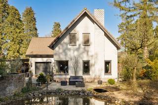 <span><span>Palton troeven:<br />- Drie slaapkamers<br />- Rustige ligging, nabij de Nederlandse grens<br />- Instapklaar<br />- Volop privacy<br /><br />Welkom bij Klein Goorbleek 31 in Poppel! Deze instapklare charmante gezinswoning heeft het allemaal en is gelegen in bosrijke omgeving op een mooi perceel van ca. 662m². <br /></span></span>
<p>Via de inkomhal met vestiaire, gastentoilet komt u uit in het leefgedeelte. De royale woonkamer baadt in natuurlijk licht dankzij de grote raampartijen. Dankzij de sfeervolle haard geniet u het hele jaar door van een warme en knusse sfeer, ideaal voor ontspannen avonden of gezellige momenten met familie en vrienden.</p>
<p>De twee openslaande tuindeuren versterken het wooncomfort en creëren een natuurlijke overgang naar de tuin. Zo wordt het buitenleven een verlengstuk van uw woonkamer en geniet u optimaal van de groene omgeving.</p>
<p>De open keuken is uitgerust met de nodige toestellen, waaronder een 6-pits inductiekookplaat, vaatwasser en dampkap en staat in directe verbinding met de woonkamer. De open indeling zorgt bovendien voor een aangename interactie tussen keuken en leefruimte.</p>
<p>Via de vaste trap bereikt u de nachthal op de eerste verdieping. Hier bevinden zich drie ruime slaapkamers, waarvan de master bedroom voorzien is van een badkamer ensuite. De moderne badkamer is compleet ingericht met een hoek bubbelbad, inloopdouche, toilet, en dubbele lavabo.</p>
<p>Een bijkomende troef is de inpandige garage met vloerverwarming. Hier vindt u de technische ruimte en de aansluitingen voor wasmachine en droger. <br /><br />Via een luik bereikt u de zolder waar de verwarmingsketel zich bevindt, daarnaast is er nog extra bergruimte.</p>
<p>Ook buiten is het volop genieten. De prachtig aangelegde tuin met ruim terras en prachtige vijverpartij, biedt de ideale plek om te ontspannen of gezellig te tafelen in de natuur. Naast de woning is een carport voorzien die via de ruime oprit bereikbaar is. Op het volledig omheinde perceel staat bovendien een praktisch tuinhuis.</p>
<p>De woning is gelegen in recreatiegebied, permanent wonen is gedoogd.</p>
<span>Bent u opzoek naar instapklare woning met karakter en charme, rustig gelegen in het groene gedeelte van Poppel? Neem dan snel contact op via Judith@palton.be of bel naar 0032492-78 31 74.<br /><br /></span>