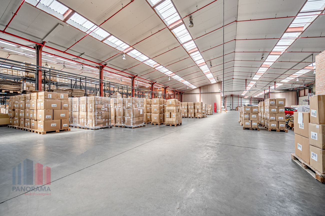 Industriële opportuniteit op toplocatie magazijn 13.500 m² op een grond van 22.952 m². - foto 2
