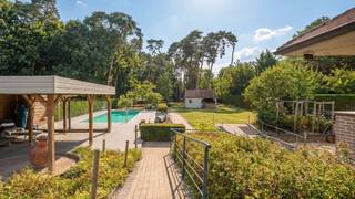 Rustig en residentieel gelegen villa op een mooi perceel van 29a67ca met openluchtzwembad. De villa omvat: inkomhal, living van 64m² met haard en...