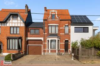 Zoek je een karaktervolle woning met opvallend veel ruimte en de mogelijkheid om wonen en werken te combineren?<br /><br />Deze op te frissen - te renoveren woning met een grote aangrenzende loods bevindt zich aan de Diestsestraat in Scherpenheuvel, op korte afstand van het centrum, scholen, openbaar vervoer etc.<br /><br />Het pand biedt een stevige basis met een recent vernieuwd dak en een conforme elektrische installatie. De EPC score is F dus er zijn nog wat verdere ingrepen nodig om de woning energiezuiniger te maken.<br /><br />Let vooral op de authentieke elementen zoals de vloer, binnendeuren met gekleurd glas, het authentieke schilderwerk in de gang en niet te vergeten de charmante gevel.<br /><br />Dankzij de ruime indeling met mogelijkheid tot wel vijf slaapkamers kun je deze woning volledig naar eigen wens inrichten.<br /><br />Aan de voorzijde van het perceel beschik je over een oprit met parkeergelegenheid voor drie auto's. De riante loods (met smeerput) vormt bovendien een troef voor zelfstandigen, hobbyisten of wie nood heeft aan een ruime werkplek en opslag direct bij de woning.<br /><br /><u><strong>INDELING </strong></u><br /><strong>Gelijkvloers:</strong> Inkomhal, leefruimte, eetplaats, tussenruimte, keuken, toilet, loods, ruime oprit voor 3 wagens.<br /><strong>1ste verdieping:</strong> Kamer boven loods, 2 slaapkamers, badkamer met bad - douche - toilet.<br /><strong>2de verdieping:</strong> 1 slaapkamer.<br /><strong>Zolder:</strong> ja <br /><strong>Kelder: </strong>Kleine opslagkelder.<br /><br />Ervaar zelf de vele voordelen van deze woning tijdens een persoonlijke rondleiding.<br />Maak vandaag nog je afspraak.<br />Mail naar info@immopersyn.be of bel 013 444 008.<br />