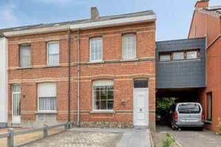 <p><span>AANGENAME GEZINSWONING MET 4 SLAAPKAMERS, LEUKE TUIN EN TERRAS OP 2A 55CA.</span></p><p><span>Gelegen in het centrum van het Ruisbroek. Scholen, station, lokale winkels, ... zijn bereikbaar binnen wandelafstand.</span></p><p><span>Vlotte bereikbaarheid dankzij de nabijheid van de N16 en A12.</span></p><p><span>Het gezellig huis heeft een karaktervolle gevel en beschikt o.a. over een conforme elektrische installatie en condensatieketel op gas.</span></p><p><span> </span></p><p><span>Gelijkvloers: Inkomhal / aangename leefruimte met eetplaats en salon / goed uitgeruste keuken met </span><span>koelkast, oven, microgolfoven, gas kookplaat en vaatwasser (16 m²) </span><span> / bergplaats - wasplaats /</span></p><p><span>badkamer met wastafel en ligbad met douchestang / multifunctionele ruimte geschikt als bureau, bijkomende slaapkamer, ...</span></p><p><span>1ste verd.: Nachthal / 2 slaapkamers (4,65 x 3,75m; 3,65 x 2,85m)</span></p><p><span>2de verd.: Grote slaapkamer (28 m²)</span></p><p><span>Tuin - terras met noord-westelijke oriëntatie / Ruim tuinhuis.</span></p><p><span>Uitweg achteraan perceel / Oprit met parkeermogelijkheid.</span></p>