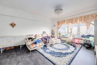 <p><span>Dit </span><span>instapklare 2-slaapkamer appartement</span><span> is gelegen op een toplocatie in Antwerpen, vlakbij het </span><span>Centraal Station</span><span> en </span><span>de Zoo</span><span> van Antwerpen. In de directe omgeving vindt u tal van winkels, restaurants en cafés, terwijl tram-, trein- en busverbindingen op wandelafstand zorgen voor een uitstekende bereikbaarheid. </span></p><p><span> </span></p><p><span>Dankzij deze centrale ligging is het appartement zowel interessant als investering als voor eigen bewoning. </span></p><p><span>Het appartement is momenteel verhuurd voor </span><span>1050 euro/ maand inclusief onkosten</span><span> (ca 250 euro).</span></p><p><span> </span></p><p><span>Indeling</span></p><p><span>-gelegen op de 5e verdieping</span></p><p><span>-inkomhal</span></p><p><span>-lichtrijke woonkamer aan de voorzijde van het gebouw</span></p><p><span>-aparte keuken</span></p><p><span>-nachthal</span></p><p><span>-slaapkamer 1</span></p><p><span>-slaapkamer 2</span></p><p><span>-badkamer met bad en lavabo</span></p><p><span>-apart toilet</span></p><p><span> </span></p><p><span>Troeven</span></p><p><span>- centrale ligging vlakbij Centraal Station</span></p><p><span>- twee slaapkamers</span></p><p><span>- gunstig EPC label B</span></p><p><span> </span></p><p><span>Ben jij geïnteresseerd in dit appartement vlakbij centrum Antwerpen, ben je op zoek naar ander vastgoed of wens je de waarde van jouw eigendom te kennen? Dan ben je bij BOLT immo aan het juiste adres! Wij helpen jou graag verder.</span></p><p><span> </span></p>