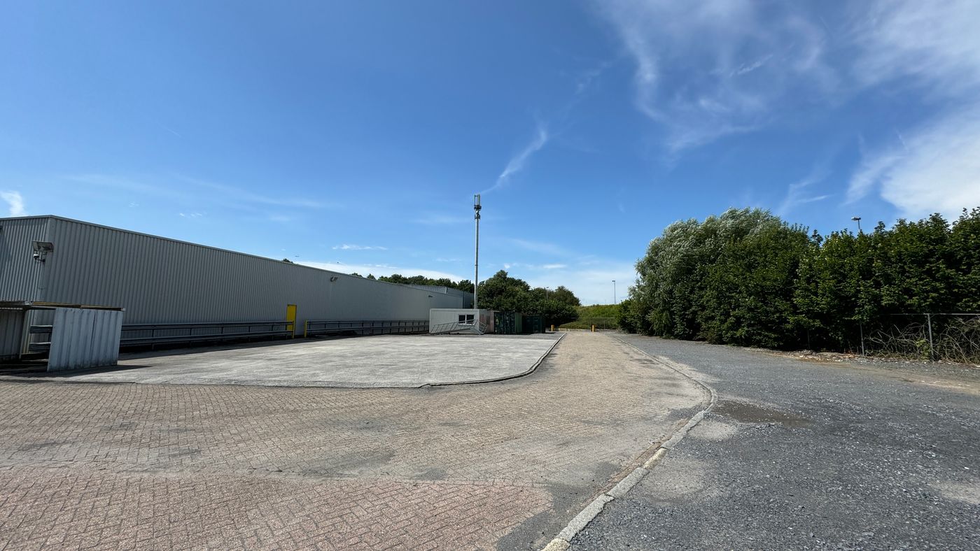 4.870 m² DE ZONE DE STOCKAGE AVEC 185 m² DE BUREAU A LOUER - photo 2