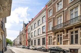 Bent u op zoek naar een interessant investeringspand, momenteel ingericht als kantoorruimtes met gezamenlijke keuken en grote vergaderzaal en dit gunstig gelegen in de Blijde Inkomststraat vlakbij campussen en het treinstation, dan is dit meer dan een bezoek waard. Achter de charmante voorgevel schuilt ca. 1.190 m² aan afgewerkte kantoorruimte, telkens met hoge plafonds en grote raampartijen die zorgen voor een overvloed aan natuurlijk licht.<br /><br />Indeling:<br />Gelijkvloers: statige inkomhal, receptie, sanitair blok, gemeenschappelijke keuken, eetzaal, grote vergaderzaal en meerdere kantoorruimtes.<br />Eerste, tweede en derde verdieping: telkens voorzien van een sanitair blok en diverse kantoorruimtes.<br />Alle verdiepingen zijn bovendien bereikbaar via een lift.<br /><br />Verder beschikt het gebouw over een praktische opbergkelder, een ruim terras en een gemeenschappelijke tuin achteraan. Extra troef is de mogelijkheid tot bijkomende aankoop van 12 parkeerplaatsen.<br /><br />Lijkt dit uniek investeringsvastgoed dat klasse, ruimte en een top-locatie combineert echt iets voor jou? Aarzel dan niet en contacteer ons vandaag nog voor een bezoek ter plaatse via Jan Schrijvers via 0495 18 95 81 of janschrijvers@immojanstas.be.<br /><br />Bijkomende info (EPC, bodemattest, stedenbouwkundige inlichtingen,...) kan U hieronder downloaden ↓.