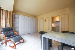 Gemeubelde studio met zijdelings zeezicht op topligging, direct aan het strand, vlakbij de winkels, tramhalte en nieuwe Casino. Indeling : woonkamer voorzien van wandmeubel met tweepersoonsbed, ingerichte keuken, badkamer met douche, lavabo en toilet. Conforme elektrische installatie. De studio beschikt over een conformiteitsattest waardoor jaarverhuur voor domicilie ook onmiddellijk mogelijk is.