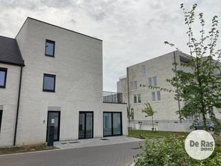 WETTEREN - Nieuwbouw gelijkvloers appartement<br /><br />Inschrijven voor het geplande bezoekmoment kan via onze website => www.immoderas.be<br /><br />Vlakbij het station van Wetteren is dit luxueuze gelijkvloers (BEN)appartement gelegen in deze kleine residentie. In de directe omgeving zijn er verschillende kleinhandelszaken, scholen, openbaar vervoer alsook mogelijkheden qua sport & recreatie. De E40 bereik je binnen de 10 min met de wagen.<br /><br /><br />Het appartement biedt een comfortabele en moderne leefruimte, waarin een open keuken geïntegreerd is. De keuken is volledig uitgerust met een koelkast, fornuis, combi-oven, vaatwasser, … Aangrenzend bevindt zich een handige berging die tevens dienst doet als wasruimte. Het appartement beschikt over een ruime slaapkamer, een apart toilet en een smaakvolle badkamer, die is voorzien van een ligbad met douchewand en een wastafel. Daarnaast is er een private carport beschikbaar, inclusief een extra berging voor extra opslagruimte. Verder beschik het appartement nog over een kleine tuin met terras. Als bijkomende troef is het appartement reeds uitgerust met verlichtingsarmaturen!<br /><br />Door de combinatie van doorgedreven isolatie en zonnepanelen wordt het energieverbruik tot een minimum beperkt.
