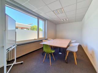 Deze moderne kantoren te huur zijn gunstig gelegen langs de N9 in Melle, op een steenworp van de E40, wat zorgt voor een uitstekende bereikbaarheid. Bovendien is er ruime parkeergelegenheid aan de achterzijde van het gebouw.<br /><br />Oppervlakte:<br />- Kantoor 1: 17,5 m²<br />- Kantoor 2: 46 m²<br />- Kantoor 3: 14 m²<br />- Totaliteit: 106 m²<br /><br />Specificaties:<br />- Sanitair<br />- Keuken<br />- Airco warm-koud<br />- Centrale verwarming op mazout<br /><br />Diensten (inbegrepen):<br />- Inclusief 5 parkeerplaatsen <br />- Meubilair<br />- Internet<br />- Poetsdienst<br />- Gebruik keuken<br />- Gebruik sanitair<br />- Onroerende voorheffing<br />- Verbruik van water en elektriciteit<br />- Verwarmingskosten<br />- Brandverzekering<br />- Alarmsysteem<br />- Mogelijkheid tot plaatsen maatschappelijke zetel<br /><br />Beschikbaarheid: <br />Onmiddellijk beschikbaar.<br /><br />Bent u geïnteresseerd in deze kantoren te huur in Melle? Aarzel dan niet om contact op te nemen via 09 245 35 35 of business.gent@dewaele.com.<br /><br />Bestuursmaatregelen in het maatregelenregister: nee