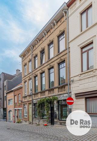 BEZOEKDAG ZATERDAG 17 OKTOBER 2026 VAN 10u TOT 13u (enkel op afspraak!)<br /><br />GERAARDSBERGEN - Authentieke burgerwoning met verrassend veel ruimte in hartje Geraardsbergen <br />Wonen in het centrum en toch genieten van de rust van een bijzonder aangename straat? Deze karaktervolle burgerwoning bevindt zich in de Nieuwstraat, een gezellige en zo goed als autoluwe straat in het hart van Geraardsbergen. Winkels, scholen en het stadscentrum liggen op wandelafstand en ook het station bevindt zich vlakbij. Een ideale ligging voor wie graag centraal woont, maar thuis vooral rust en gezelligheid zoekt.<br /><br />Achter de authentieke gevel schuilt een verrassend ruime en lichtrijke woning waar karakter en hedendaags wooncomfort mooi samenkomen. Op het gelijkvloers bevindt zich vooraan de volledig uitgeruste kwaliteitskeuken, met veel natuurlijke lichtinval. Achteraan vormt de ruime woonkamer met eetplaats het gezellige hart van de woning, met een aangenaam contact naar de binnentuin.<br /><br />Op de eerste verdieping bevinden zich twee grote slaapkamers en een royale badkamer, uitgerust met ligbad, douche en een mooi badkamermeubel. De tweede verdieping biedt nog eens twee volwaardige slaapkamers en een dressing. Helemaal bovenaan werd de zolderverdieping ingericht als hobbyruimte en muziekstudio met akoestische isolatie. Een inspirerende plek die bovendien toegang geeft tot een leuk dakterrasje.<br /><br />Ook buiten is het aangenaam vertoeven in de gezellige stadstuin. De aanwezige bijgebouwen bieden bovendien nog heel wat mogelijkheden en kunnen naar eigen smaak worden ingevuld als atelier, hobbyruimte, berging, buitenkeuken of tuinlounge.<br />Ook technisch staat deze woning sterk: centrale verwarming op gas, een vernieuwd en geïsoleerd dak, dubbele beglazing, conforme elektriciteit en 12 zonnepanelen met certificaten. Met een EPC-score van 185 kWh/m²/jaar, label B, combineert deze authentieke woning haar charme met een mooie energieprestatie.<br /><br />Kortom: Een warme en karaktervolle burgerwoning met bijzonder veel ruimte, sfeer en comfort, op een heerlijke plek midden in Geraardsbergen. Bel snel je afspraak op 053/60.65.60