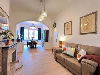 <p>Karaktervol appartement 75 m² met terras van 30 m²</p><p>Hoge plafonds, art-decodetails en royale leefruimtes kenmerken dit verzorgde eenslaapkamer appartement van circa 75 m². Het grote terras van ongeveer 30 m² biedt volop plaats om buiten te eten, te lezen of te ontspannen.</p><p>De indeling is praktisch en aangenaam: een inkomhal met berging, een ruime leefkamer en aansluitend een volwaardige eetkamer. De keuken is volledig uitgerust en beschikt over voldoende werk- en kastruimte. Een grote verzorgde badkamer. De zeer ruime slaapkamer ligt rustig achteraan en geeft toegang tot het terras.</p><p>Het appartement is goed onderhouden en instapklaar. Het is in 2025 opgeknapt met onder meer nieuwe vloeren in keuken, badkamer en leefruimtes. Het aanwezige meubilair en huisraad kunnen desgewenst worden overgenomen: een praktische mogelijkheid voor zowel eigen bewoning als gemeubelde verhuur.</p><p>Gelegen in de Lange Dijkstraat, een nieuw aangelegde fietsstraat in een recent opgewaardeerde wijk, op wandelafstand van Park Spoor Noord. Winkels, horeca en openbaar vervoer in de directe omgeving.<br />Het appartement bevindt zich op de eerste verdieping van het voorgebouw, met een vernieuwde winkelruimte op het gelijkvloers en woonverdiepingen erboven. Het gaat om een kleinschalig gebouw zonder syndicus, met zeer lage maandelijkse gemeenschappelijke lasten.</p><p>Bezichtiging op afspraak. Eerste contact bij voorkeur per e-mail. Makelaars onthouden zich.</p>