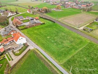 Deze alleenstaande woning is rustig gelegen in het landelijke Wortegem-Petegem en bevindt zich op een ruim perceel van 8.292 m², volledig vrij...