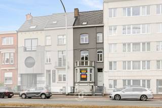 Ontdek deze verrassend ruime en volledig gerenoveerde herenwoning aan de rand van de stad. Dankzij de centrale ligging combineert u hier de voordelen van het bruisende stadsleven met een uitstekende bereikbaarheid. De woning werd met respect voor de authentieke elementen vernieuwd, waardoor ze vandaag 100% instapklaar is. Originele vloeren, hoge plafonds en sierlijke details zorgen voor karakter en identiteit. 
Indeling:• Gelijkvloers: inkomhal, lichtrijke leefruimte, gastentoilet en ingerichte keuken met eetruimte en berging (onder gelijkvloers).  Vanuit de keuken heeft u rechtstreeks toegang tot de gezellige stadstuin met terras en tuinberging, een oase van rust in het hart van de stad. • 1e verdieping: ruime slaapkamer en ingerichte badkamer. • 2e verdieping: 2 ruime slaapkamers, waarvan één met extra bergruimte. • Zolder: ingericht als 4e slaapkamer en uitgerust met 2e badkamer. TROEVEN: 
• Authentieke charme gecombineerd met hedendaags comfort.
• Volledig instapklaar. ELEK. CONFORM TOT 2036.
• Rustige stadstuin met terras en berging.
• Gunstige EPC-score, CV AARDGAS MET RECENTE KETEL.
Een unieke kans voor wie op zoek is naar een stijlvolle stadswoning met eigenheid, ruimte en modern comfort.
