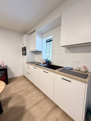 **AJ 2026 -2027 - ENKEL STUDENTEN/STUDENTS ONLY**In de Eikstraat bieden we met veel plezier deze studio met privatief terras! Niet alleen de leuke...