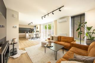 <p><span>Palton troeven:<br />- Nabij de Nederlandse grens<br />- Instapklaar<br />- Energiezuinig EPC A<br />- strak afgewerkt<br /><br />Welkom bij Steenweg Weelde 31 in Poppel! </span>Bent u op zoek naar een recente, tot in de puntjes verzorgde woning waar u werkelijk alleen nog uw koffers hoeft uit te pakken? Deze prachtige woning uit 2022 biedt modern comfort, veel lichtinval en een hoogwaardige afwerking.</p>
<p><br />Bij binnenkomst via de inkomhal valt direct de stijlvolle glazen deur op, die de toon zet voor de rest van de woning. De woonkamer, met een sfeervolle gelhaard, is een oase van licht dankzij de grote raampartijen die bovendien een directe doorgang bieden naar de aangelegde tuin. De open keuken is een droom voor elke kookliefhebber, luxe afgewerkt en voorzien van alle moderne apparatuur zoals inductie kookplaat, oven, micro oven, vaatwasser, dampkap en Amerikaanse koelkast. Praktisch gemak is er ook met de ruime berging direct naast de keuken.</p>
<p>De trap brengt u naar de verdieping waar u twee ruime slaapkamers vindt, beide gelegen aan de rustige achterzijde van de woning. De badkamer is modern en comfortabel ingericht met een inloopdouche, lavabo en toilet passend bij de jonge bouwleeftijd van het huis. Bovendien is er op de verdieping een wasplaats en ruimte voor opslag.</p>
<p><br />De woning beschikt over een keurig aangelegde tuin. Parkeren is nooit een probleem, er is parkeergelegenheid direct voor de deur en extra ruimte naast de afgesloten oprit.</p>
<p>De ligging is ideaal, centraal in Poppel, met alle voorzieningen binnen handbereik en op een steenworp afstand van de Nederlandse grens. Ideaal voor wie houdt van een moderne woning en strategische locatie.<br /><br />Bent u opzoek naar een comfortabel, energiezuinige, instapklare woning ?<br />Neem dan snel contact op via Judith@palton.be of bel naar +32492-78 31 74.</p>
<p></p>