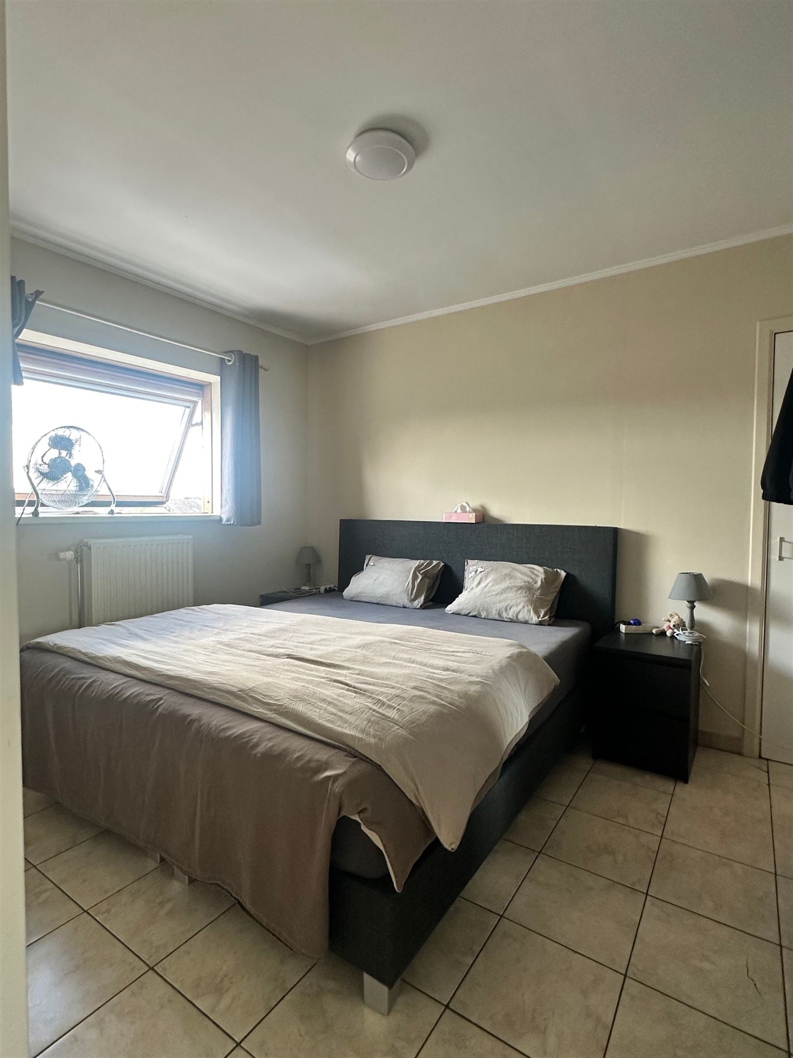 Lichtrijk en instapklaar dakappartement met 2 slaapkamers in het centrum van Buggenhout. - foto 4
