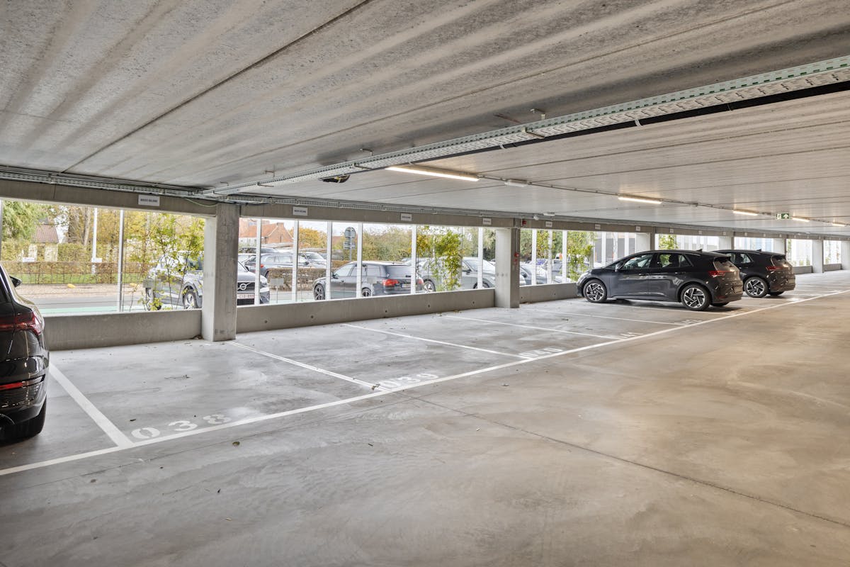 Covered parking at Westwing Park for rent - photo 5