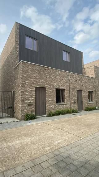 Sint-Truiden, de stad die je doet dromen van bloesems en lekker fruit. Met de boomgaarden in je achtertuin geniet je op Park Gulden Bodem elke dag van een uniek uitzicht. En je voortuin? Dat is de historische, bruisende stad die Sint-Truiden is.  Geen compromissen maar het beste van twee werelden. Deze <strong>energiezuinige nieuwbouwwoningen</strong> liggen op wandelafstand van het stadscentrum.<br /><br />Ontdek deze ruime stadswoning met <strong>3 slaapkamers</strong>, een dressing, <strong>een bureau</strong> en een open keuken met leefruimte. De <strong>tuin </strong>is onderhoudsvriendelijk en gericht op maximale privacy. De woning is al in opbouw. Wil je de afwerking zelf kiezen? Maak dan vandaag nog een afspraak! Bekijk ook onze andere stadswoningen ze zijn elk uniek en op een andere manier ingedeeld.<br /><br />Indeling:
<ul>
	<li>Kelder: garage met sectionaal poort, fietsberging</li>
	<li>Gelijkvloers: inkomhal , WC, eethoek, zithoek, open keuken, berging  en terras </li>
	<li>Eerste verdieping: slaapkamer 1 met dressing, badkamer en technische berging</li>
	<li>Tweede verdieping: slaapkamer 2 met dressing , slaapkamer 3, bureau/studeerhoek<br />Prijs casco van 340.818,00 euro inclusief kosten /  Prijs afgewerkt volgens het algemeen lastenboek van 423.354,00 euro inclusief kosten (Inbegrepen kosten zijn: notariskosten, grond, registratie rechten, architect, EPB, veiligheidscoördinator, BTW).</li>
</ul>
De <strong>sublieme architectuur</strong>, hoogwaardige afwerking en duurzame karakter zorgen voor een ultiem woongenot.<br /><br />ℹ️ Wens je meer informatie of een afspraak? Bel ons dan nu op het nummer 011 45 82 30<br />💻 Meer projecten? Surf naar www.splendid.be. Samen maken we jouw woondroom waar.