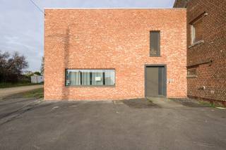 <strong>!!OPEN HUIS MOMENT!!<br />Zaterdag 6 december 2025 van 11u tot 12u.</strong><br /><br />Deze halfopen bebouwing met aparte garage is gelegen op enkele minuten rijden van op- en afritten van de E403. <br />De woning dateert oorspronkelijk van de periode tussen 1875 en 1899 maar onderging in 2020 een totaalrenovatie waardoor de woning als nieuwbouwwoning kan gezien worden. Vooraan de woning is heel wat parkeermogelijkheid. Achteraan de woning ligt een ruim terras en een verhoogde graspartij.<br />Het perceel is gelegen op een totale oppervlakte van 779 m² en heeft een bewoonbare oppervlakte van 255 m².<br />Het hoogrendementsglas, de 20 zonnepanelen met thuisbatterij en warmtepompen zorgen ervoor dat deze woning zeer energiezuinig is.<br /><br />Indeling:<br />GV: inkomhal - gastentoilet met handwasser - ruime woonkamer met palletkachel, airco - open keuken met koelkast, elektrisch koken, dampkap, oven, microgolfoven, vaatwas, spoelbak - grote berging/wasplaats.<br /><br />1e V: nachthal - 5 slaapkamers met laminaat - badkamer met dubbele lavabo, ligbad en inloopdouche - dressing - apart toilet - technische berging.<br /><br />Algemeen:<br />- EPC 54 - label A<br />- Conforme elektriciteitskeuring<br />- Blanco bodemattest<br />- Ventilatiesysteem C<br />- Regenwaterput van 15 000 liter (wasmachine en toilet)<br />- Alarmsysteem over te nemen<br />- Mogelijkheid tot airco op bovenverdieping, kabel voorzien<br />- Internet en tv-aansluiting in woonkamer, keuken en slaapkamers <br />- Automatische rolluiken op de bovenverdieping<br />- Verdieping boven de garage<br />- Oprit naast woning naar garage<br />- Muur achterzijde wordt nog gevoegd<br />- Lucht/water warmtepomp via vloerverwarming op de eerste verdieping<br />- Warmtepomp lucht/lucht<br />- Vrij bij akte