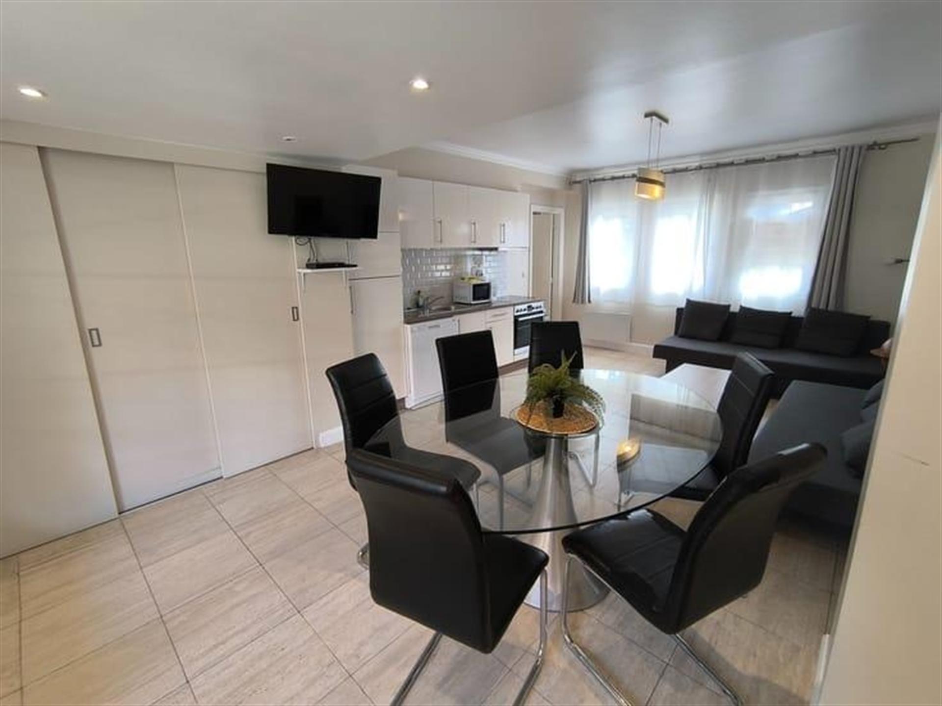 Ruim 2 slaapkamer appartement met zonnig terras. - foto 4