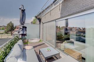 <p><span>Cet</span><span>appartement prêt à être emménagé</span><span> est situé près du </span><span>centre de Zele. </span><span>L'emplacement</span><span> </span><span>est super central, mais calme</span><span>. </span> L<span>'accessibilité aux </span><span>routes d'accès </span><span>est également </span> sublime.</p><p><span>L'appartement est</span><span>situé au</span><span> </span><span>premier étage </span><span>accessible par des escaliers (pas d'ascenseur). Nous entrons dans l'appartement par le </span><span>hall d'entrée </span><span>qui donne accès aux autres pièces. L'espace de vie avec cuisine ouverte et la terrasse ensoleillée adjacente sont situés à l'arrière du bâtiment.</span><span> </span><span>La cuisine dispose de nombreux placards, </span><span>d'un évier, d'une hotte aspirante, d'une plaque de cuisson au gaz, d'un four et d'un réfrigérateur avec compartiment congélateur</span><span>. </span><span> L'appartement comprend également </span><span>deux chambres à coucher</span><span>, dont la principale est équipée d'une armoire. La</span><span>salle de bain</span><span> </span><span> </span><span> est équipée d'un lavabo, d'un sèche-serviettes et d'une douche. Il y a également </span><span>des toilettes séparées</span><span> et un espace de rangement pratique pour la machine à laver et le sèche-linge</span><span>.</span><span> </span><span>Enfin, l'appartement dispose d'un </span><span>emplacement </span><span>à l'arrière de l'immeuble</span><span> </span><span>inclus dans le loyer.</span></p><p><span>Aménagement</span></p><p><span>- hall d'entrée</span></p><p><span>- toilettes séparées</span></p><p><span>- salon et salle à manger</span></p><p><span>- cuisine</span></p><p><span>- local technique</span></p><p><span>- terrasse</span></p><p><span>- chambre 1</span></p><p><span>- chambre 2</span></p><p><span>- salle de bain</span></p><p>#<span>NewLine#Détails<br />-</span><span> frais communs : provision 200 euros par mois (y compris provision chauffage et eau)<br />-</span><span> électricité sur compteur propre<br />- pas d'ascenseur</span></p><p><span>Vous êtes intéressé par cet appartement à louer près du centre de Zele, vous cherchez d'autres biens immobiliers ou vous souhaitez connaître la valeur de votre bien ? Dans ce cas, BOLT immo est l'agence qu'il vous faut ! Nous nous ferons un plaisir de vous aider.</span></p>