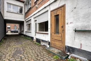 <p><strong>Te renoveren woning of project.</strong> <br /><strong><br />Indeling:</strong> <br />De woning omvat: inkomhal, 2 leefruimtes, 3 slaapkamers, 2 keukens, 2 badkamers. <br />Via de servitudeweg, heeft men toegang tot de atelier net achter de woning. <br /><strong><br />Bijzonderheden:<br /></strong><span>Binnenplein toegankelijk voor voertuigen;<br /></span><span>EPC-label </span><span><strong>F</strong> <em>(renovatieverplichting van toepassing)</em>.</span><strong> <br /></strong>Verkoop onder voorbehoud van het verkrijgen van een vergunning (opsplitsing woning van garages). <br /><br /><strong>Ligging:</strong><br /><span>Goed gelegen nabij het centrum van Niel, uitvalswegen, scholen en openbaar vervoer. Het marktplein is op wandelafstand.</span></p>