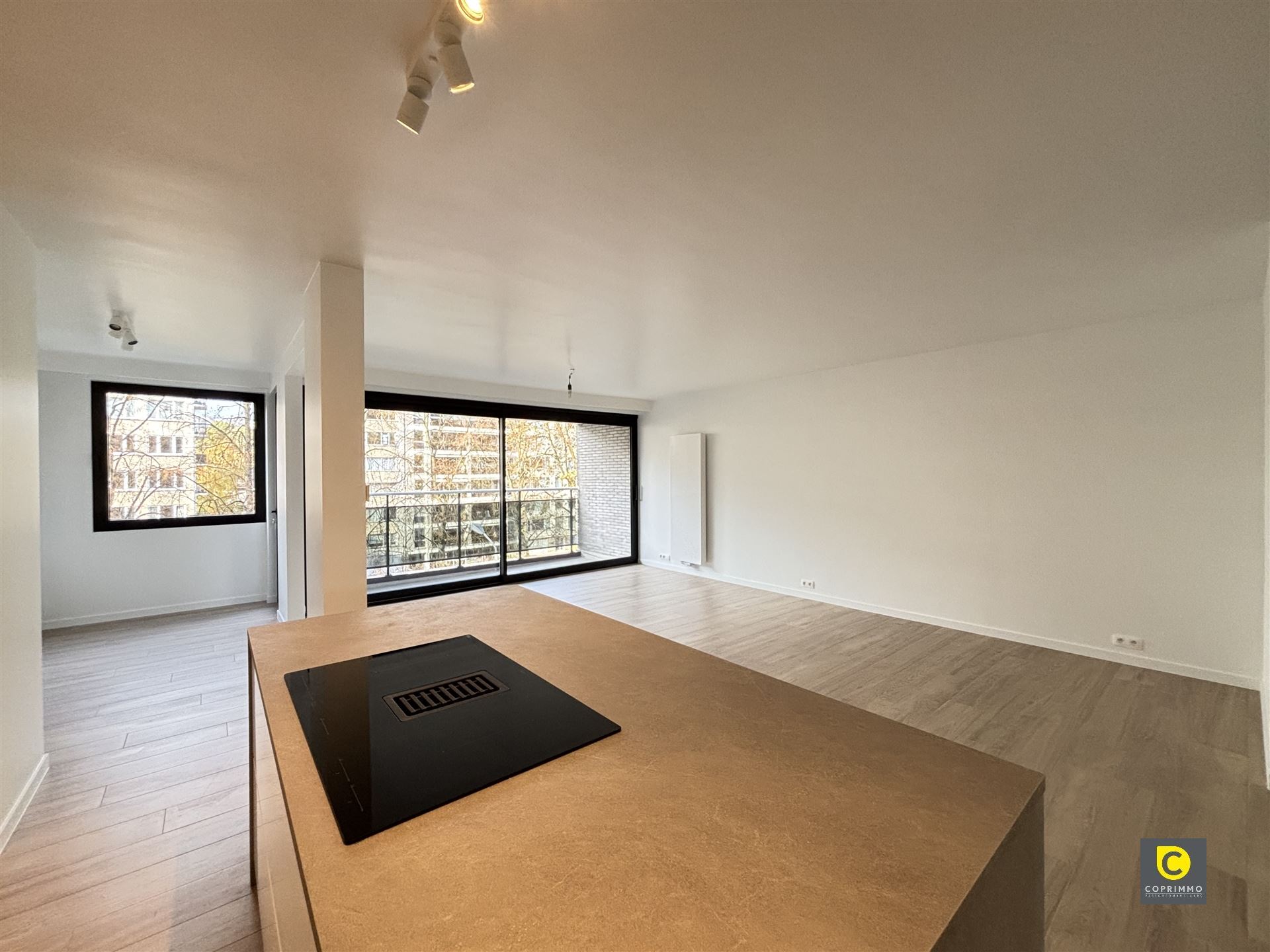 Prachtig gerenoveerd app met 2 slaapkamers en terras! - foto 2