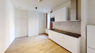 <b>Open bezoekmoment vrijdag 18/09 tussen 14:00-15:00. <br />Studio - appartement top gelegen in de bruisende Kloosterstraat op het Zuid. </b><br /><br />Indeling: Lichte leefruimte met recent open en goed uitgeruste keuken. Ingemaakte kasten met veel bergruimte. Het slaapgedeelte bevindt zich op een verhoogd plateau met handige ingemaakte kasten en kan men afsluiten van de leefruimte met een gordijnwand. Via de dubbelen deuren toegang tot de praktische badkamer met inloopdouche , wastafel en kastenwand. Separaat toilet. <br /><br />Het appartement is voorzien van verlichting en raamgarniering.<br /><br />Energiezuinig appartement met EPC label B.