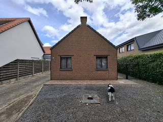 <p>Een woning met één slaapkamer, woonkamer met open keuken, badkamer met douche, wasplaats/bergplaats, zolder. In de tuin staan enkele bijgebouwen, waaronder een garage en opslagplaatsen.</p><p>De woning is gelegen in woongebied op een gunstige locatie in Schilde.</p>