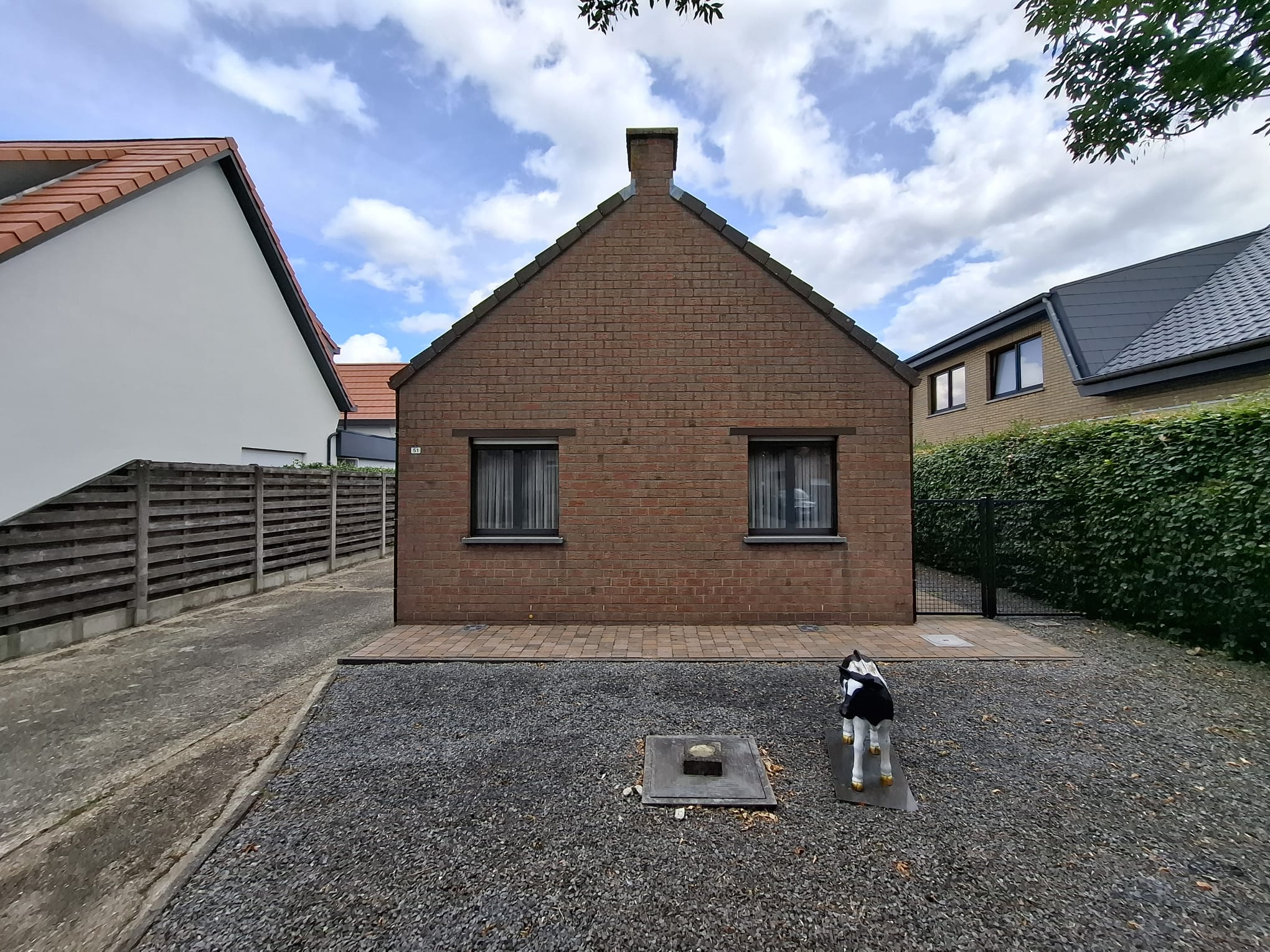 Een compacte, vrijstaande en gelijkvloerse woning met bijgebouwen en ruime tuin. - foto 1