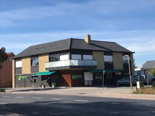 Zonnig, volledig vernieuwd appartement vlakbij het Centrum van Oostnieuwkerke.<br /><br />Het appartement gelegen op het eerste verdiep bestaat uit: <br />inkomhal - ruime leefruimte met zit- en eethoek en aansluitende volledig ingerichte keuken - 2 ruime slaapkamers - badkamer - wasplaats - ruime terras achteraan - terras vooraan.<br /><br />Bijhuren van garage (55 euro per maand)<br /><br />Alle ramen voorzien van rolluiken.<br /><br />Ruime geïsoleerde zolder.<br /><br />Centrale verwarming op gas<br /><br />Vrij vanaf 1 mei 2026