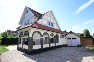 BEZOEKMOMENT: 19/07/2025 tussen 14u en 17u!Ben je op zoek naar een unieke woning op een prachtige locatie?Deze uiterst charmante halfopen woning is...