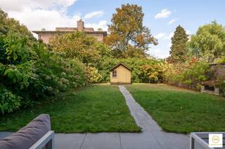 Instapklaar glvapp. met drie slaapkamers  op uitstekende locatie te Hindenstraat aan de Rucaplein te Wilrijk. Gelegen nabij belangrijke...