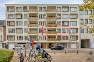 Dit lichtrijke appartement bevindt zich op de 2de verdieping van een goed onderhouden gebouw, ideaal gelegen in het centrum van Leuven, op wandelafstand van het station en het stadscentrum.<br /><br />We betreden het appartement via een ruime inkomhal met apart gastentoilet en vestiairekast. Vanuit de inkomhal hebben we toegang tot de lichtrijke woonkamer die toegang biedt tot het terras met uitstekend uitzicht over de stad. Verder is er een open en volledig geïnstalleerde keuken. Naast de keuken vinden we een praktische berging.<br /><br />Verder vinden we 2 ruime slaapkamers van 14m² en 9m². Het appartement beschikt ook over een badkamer met douche, enkel lavabo en aansluiting voor wasmachine en droogkast.<br /><br />Tot slot heeft dit appartement een ondergrondse autostaanplaats en private kelderberging.<br />De ondergrondse autostaanplaats kan optioneel bij aangekocht te worden voor 35.000 euro.<br /><br />Verder is er een gemeenschappelijke fietsenstalling.<br /><br />EPC A. Asbestveilig. Elektriciteit is conform. Verwarming is op aardgas. Recent werd de volledige gevel van het gebouw vernieuwd.<br /><br />Bij verdere vragen of interesse kan u ons steeds contacteren!