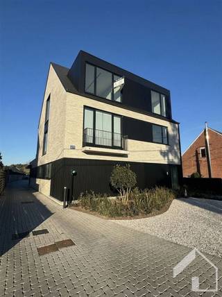 <p>Nieuwbouwappartement op de tweede verdieping met 2 slaapkamers gelegen in het centrum van Pulle met op de gelijkvloerse verdieping een dokterspraktijk. We nemen de lift naar de tweede verdieping en betreden het mooie appartement via de inkomhal. In de leefruimte van 47m2 met hoge plafonds valt het licht zeer mooi binnen. De keuken is volledig ingebouwd en voorzien van alle toestellen. Naast de keuken ligt een berging/wasplaats. Verder zijn er twee slaapkamers, waarvan één met ingemaakte kast. De badkamer is voorzien van een inloopdouche, en een meubel met dubbele lavabo. Tenslotte is er nog een apart gastentoilet. In het appartement kan er een alarm worden ingeschakeld. In de kelder is er een kelderberging die bij het appartement hoort. Achteraan is er nog een staanplaats om een wagen te plaatsen. Huurprijs: 1200 euro + 50 euro maandelijkse kosten. Direct beschikbaar!</p>