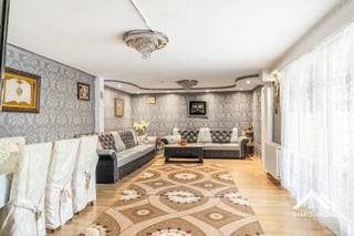 Deze woning ontvangt je in een zeer ruime inkomhal/gang, die meteen ook een idee geeft van het groot volume van de woning. Vooraan de woning bevindt zich een eerste zeer ruime leefruimte, met aan de straatkant een lichtrijke ontvangstruimte. Via de gang bereik je een tweede zeer aangename leefruimte, die uitmondt in de keuken. Langs deze weg kom je tot in de wasplaats/opbergruimte, en ook de buitenruimte met gedeeltelijke overdekking bereik je via deze weg. Helemaal achterin de woning vinden we de badkamer met grote douche terug, net als een eerste grote slaapkamer. De eerste verdieping biedt plaats voor vier grote slaapkamers en een tweede badkamer. Een overloop biedt ruimte voor extra opbergplaats, en die is er ook in een aparte kamer op het gelijkvloers. De bovenverdieping bereik je via deze kamer, maar ook langs een doorgang net naast de keuken. Inschrijven via mail naar tommy@immo-home.be, geen telefonische inschrijvingen! Volg ons op Fb en Insta. Voor meer info: www.immo-home.be. GRATIS SCHATTING & GRATIS FINANCIEEL ADVIES