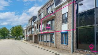 Bij ImmoFusion 7/7 “open huis”: klik op onze 3D-TOUR. <br />Ervaar vastgoed alsof je er zelf doorloopt!<br /><br />In een aangename omgeving in Koersel bevindt zich dit gezellige appartement met een bewoonbare oppervlakte van 96 m². Dankzij de praktische indeling, het ruime terras en de centrale ligging is dit de ideale woonst voor koppels, alleenstaanden of kleine gezinnen die op zoek zijn naar comfort en gezelligheid.<br />Bij het binnenkomen word je verwelkomd in de inkomhal, die toegang biedt tot de verschillende ruimtes van het appartement. De gezellige woonkamer vormt een aangename plek om tot rust te komen, terwijl de aparte eetkamer uitnodigt tot gezellige diners met familie en vrienden.<br />De volledig uitgeruste keuken beschikt over alle nodige toestellen en biedt voldoende ruimte om heerlijke maaltijden te bereiden. Aansluitend bevindt zich een handige berging, die extra opbergruimte biedt. Vanuit deze berging heb je toegang tot het ruime terras, waar je in alle rust kunt genieten van een kop koffie in de ochtendzon of een gezellige zomeravond.<br />De badkamer is comfortabel ingericht en voorzien van zowel een ligbad als een aparte douche, waardoor je kan kiezen tussen een verfrissende douche of een ontspannen badmoment.<br />Verder beschikt het appartement over twee volwaardige slaapkamers die tal van mogelijkheden bieden, zoals een kinderkamer, dressing of thuisbureau.<br />Het appartement is uitgerust met aluminium ramen en wordt verwarmd op aardgas, wat bijdraagt aan een aangenaam wooncomfort.<br />Dankzij de gunstige ligging bevinden winkels, scholen, supermarkten, restaurants en openbaar vervoer zich in de directe omgeving. Alle dagelijkse voorzieningen zijn gemakkelijk bereikbaar, terwijl je toch geniet van een rustige woonomgeving.<br />Pluspunten:<br /><br />- Ruim terras <br />- Verwarming op aardgas <br />- Aluminium ramen<br />- In de nabije omgeving van scholen, supermarkten,.. <br />
<p>Maatregelen opgenomen in het Maatregelenregister: nee</p>
Een warm en verzorgd appartement waar je je meteen thuis voelt. Ideaal voor wie op zoek is naar comfortabel wonen op een uitstekende locatie in Koersel.<br /><br />Voor een bezichtiging ter plaatse of meer info, bel ons op 078/78.78.70, of kom gewoon binnen op ons kantoor, steeds welkom!