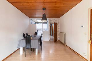 <p><strong>Deze gezinswoning ligt op wandelafstand van het centrum van Wilrijk, met winkels en openbaar vervoer vlakbij. Dankzij de centrale ligging ben je snel op alle belangrijke uitvalswegen.</strong></p><p><br /></p><p>De woning bestaat momenteel uit drie appartementen, maar kan perfect dienst doen als volwaardige gezinswoning of kangoeroewoning. Het gelijkvloers biedt een inkomhal - ruime woonkamer met open keuken – slaapkamer - badkamer met douche - tuin. De eerste en tweede verdieping zijn identiek ingedeeld met een grote woonkamer – keuken - twee slaapkamers - een badkamer. Een grote kelder biedt extra opslagruimte.</p><p><br /></p><p><strong>Extra troeven:</strong></p><ul><li>Centrale ligging op wandelafstand van de Bist</li><li>Dak geïsoleerd</li><li>Veel potentieel qua indeling</li></ul>