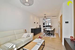 <p><span>Deze instapklare rijwoning bevindt zich in een rustig straatje van de wijk Groenenhoek.  Openbaar vervoer, scholen, zwembad, winkels en diverse pleintjes en parken zijn vlakbij.</span></p><p><span> </span></p><p><span>De woning werd rond 2020 volledig gestript tot op de blote baksteen en herpleisterd, voorzien van 3-dubbel glas PVC ramen, alle leidingen werden vervangen, elektriciteit volledig vernieuwd en conform gemaakt.<br />Ook het dak werd grondig aangepakt en voorzien van isolatie (18 cm glaswol + 14 cm PIR). De gevels werden aan de binnenzijde voorzien van isolatie.  Voor een optimaal comfort zorgde de eigenaar voor een luxe keuken met granieten werkbladen.  In de doorgang naar het terras, is er nog een handige wasplaats en toilet.  De mooie originele houten trap werd gezandstraald.  Op de bovenverdieping bevinden zich de badkamer met inloopdouche, toilet en dubbele wastafel, met ervoor nog een handige berging/strijkkamer/dressing.  Verder 2 kinderkamers en de master bedroom.  De woning is deels onderkelderd.</span></p><p><span> </span></p><p><span>Troeven:</span></p><p><span>- AREI conform + ASBESTVEILIG!</span></p><p><span>- Grondige en kwalitatieve totaalrenovatie (vernieuwbouwing!)</span></p><p><span>- airco's</span></p><p><span>- voortuin met fietsenberging voor 4 fietsen</span></p><p><span>- inbouwspots - videofoon met bediening via GSM</span></p><p><span>- 2 stekker zonnepanelen</span></p><p><span>- enz ...</span></p><p><span> </span></p><p><span>Wordt dit zorgeloos pareltje binnenkort uw nieuwe woonst?</span></p><p><span> </span></p><p><span>EPC: 113  kWh/m²j</span></p><p><span>Oppervlakte volgens meting EPC</span></p><p><span>Beschikbaar o.t.k</span></p><p><span> </span></p><p><span>Voor meer info of een bezoek ter plaatse bel 03/449.42.41 of surf naar <span>www.habicom.be</span></span></p><p><span>Benieuwd naar de waarde van jouw woning?  Check het gratis op <span>www.watismijnhuiswaard.be</span></span></p><p><span> </span></p>