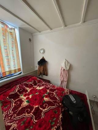 Opbrengsteigendom bestaande uit 2 woongelegenheden. Beiden op vandaag correct verhuurd voor respectievelijk 525 € en 600 €. Vooraan is een gemeenschappelijke inkomhal. Op het gelijkvloers bevindt zich een appartement (van ongeveer 47 m2 volgens EPC) bestaande uit inkom, 1 slaapkamer met doucheruimte, zitplaats en ingerichte leefkeuken. Achteraan is een tuintje met uitweg achteraan. Het appartement boven is ongeveer 46 m2 groot (volgens EPC) en bestaat uit een leefruimte met open keuken en zithoek, een aparte badkamer en 2 slaapkamertjes op het zolderverdiep. Geen renovatieverplichting! EPC labels C (beneden) en B (boven). Mooi rendement met maandelijkse huuropbrengst van 1125 €.