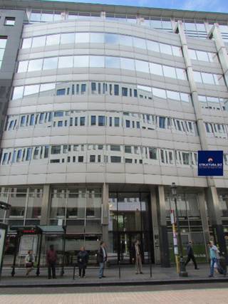 Aangename kantoorruimtes van verschillende grootte in het centrum van de Leopoldswijk. De derde verdieping werd volledig gerenoveerd. De tweede verdieping is ingedeeld in verschillende individuele ruimtes. Klein tuintje. De inkomhal is recent gerenoveerd en zeer modern.<br /><br />Oppervlakte: 156 m² <br />Parking binnen: 2.000 €/plaats/jaar<br />Kosten: 57 €/m²/jaar (excl. BTW)<br />Belastingen: 63 €/m²/jaar