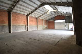 Polyvalente opslagruimte gelegen langs de Bissegemstraat en op een paar minuutjes van op/afrit autostrades. Een oppervlakte van ongeveer 316...