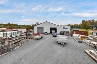 Voor meer info of een bezoek, bel 054 69 39 36 - In Appelterre bevindt zich deze ruime loods van circa 1.000 m², gelegen op een perceel van 36 a...