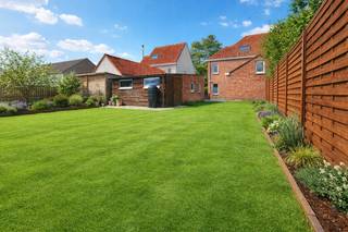 Deze instapklare halfopen woning in Lievegem combineert een rustige ligging met een uitstekende bereikbaarheid. 

Winkels, dienstencentra en scholen bevinden zich vlakbij, terwijl de vlotte uitvalswegen richting Gent, Brugge en Antwerpen het woon-werk verkeer toegankelijk maken.

De woning werd volledig gerenoveerd in 2016 en biedt hedendaags comfort met een gunstig EPC. Binnen geniet u van veel volume en een lichtrijke leefruimte, een tijdloze keuken met keukeneiland en tal van opbergmogelijkheden. 

Met vier volwaardige slaapkamers, verdeeld over de eerste en tweede verdieping, en een volledig ingerichte badkamer is dit de ideale gezinswoning, ook perfect geschikt voor samengestelde gezinnen. Maar dit pand biedt ook mogelijkheden om als zelfstandige wonen en werken te combineren.

Buiten vindt u een terras, een grote tuin, een apart atelier, een garage en maar liefst vier staanplaatsen. Dit is een buitenkans; een goed onderhouden woning die instapklaar is.

Wenst u een bezoek te brengen aan de instapklare woning? Maak uw afspraak via www.vastgoedunicum.be of stuur een e-mail naar verhuur@vastgoedunicum.be.


