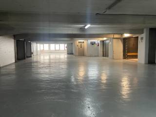 - Gesloten garagebox- Beveiligd complex- Uiterst centraal gelegenDe garagebox is gelegen op de 3e verdieping in parking RITZ. De garage (met manuele...