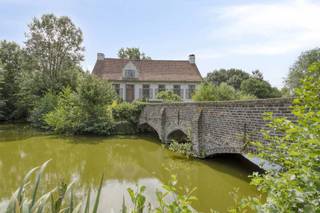 Deze unieke eigendom op 18 hectare, topgelegen op de Kwaremont, biedt enorm veel potentieel en bestaat uit:* prachtige omwalde hoevewoning (in de...
