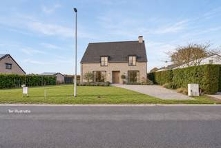 <p>Deze bouwgrond voor open bebouwing in Zolder biedt een unieke kans voor wie ruim en groen wil wonen in een rustige omgeving. Gelegen aan de Weg naar de Grauwe Steen maakt dit perceel deel uit van een verzorgde verkaveling met een open zicht op het achterliggende landschap. Lot 2 beschikt over een noordwestelijke oriëntatie en een P-score A, wat de meest gunstige score is op de waterkaart en een belangrijke troef vormt voor de bouwmogelijkheden. Het perceel is perfect geschikt voor een open bebouwing en biedt ruime bouwmogelijkheden. Je kan bouwen met een maximale bouwbreedte van 8,8 m en een diepte van 17 m op het gelijkvloers. Op de verdieping is een bouwdiepte van 12 m toegestaan. Zowel een plat dak als een hellend dak behoren tot de mogelijkheden, waardoor je veel vrijheid hebt in het ontwerp van je woning. Bovendien ben je niet verplicht om het maximale bouwvolume te benutten, wat ruimte laat voor een creatieve invulling op maat van je wensen. Een extra troef is de achterliggende weide die inclusief wordt aangeboden. Dit maakt het geheel bijzonder interessant voor dierenliefhebbers, tuinliefhebbers of wie droomt van een grote buitenruimte. De ligging is een mooie mix van rust en bereikbaarheid. In de omgeving vind je tal van wandel- en fietsroutes, waaronder de Zolderse Mijnterril op korte afstand. Tegelijk zijn scholen, winkels en andere voorzieningen vlot bereikbaar, wat het dagelijkse leven comfortabel maakt. Dit perceel biedt een uitstekende basis om jouw droomwoning te realiseren in een groene en aangename omgeving. Interesse? Neem contact op en ontdek de mogelijkheden.</p>